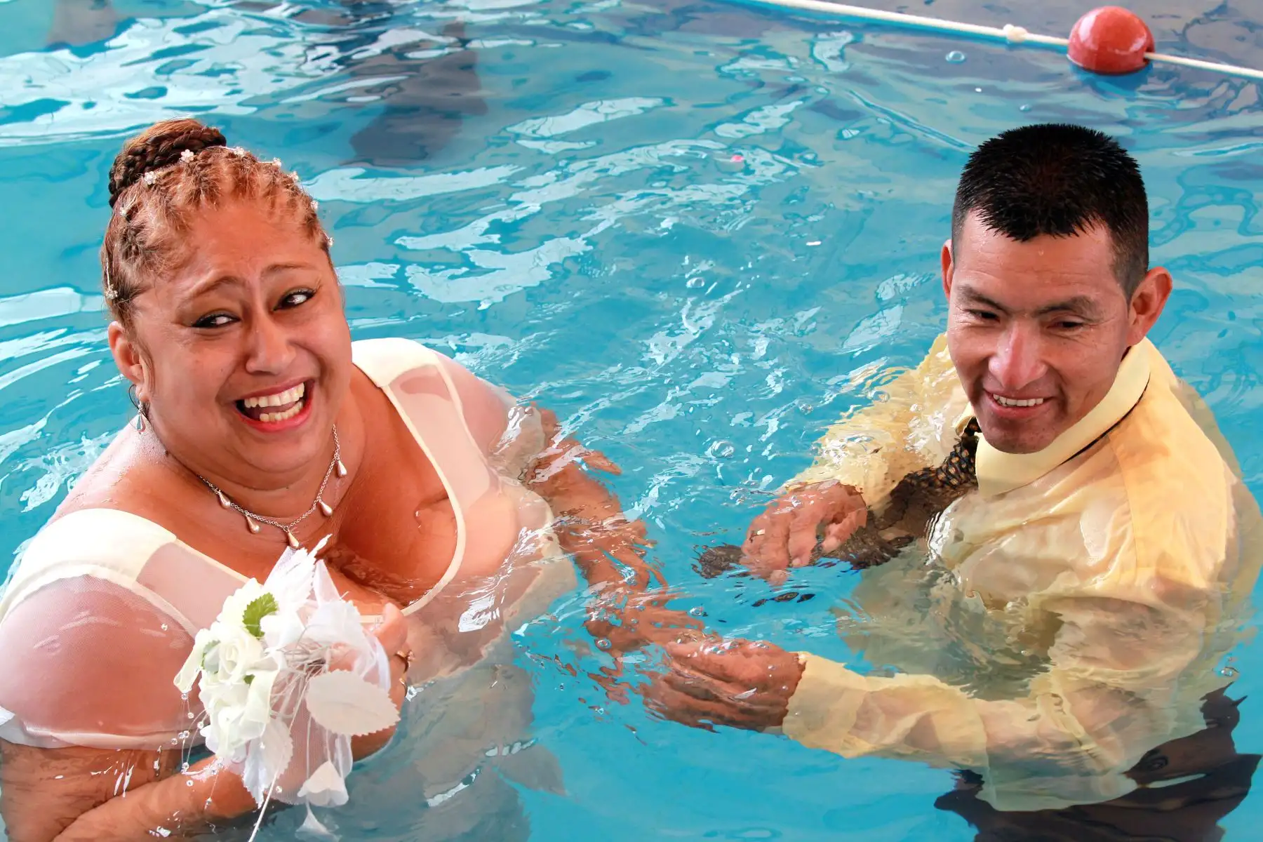 LIMA-PERÚ-FEBRERO-13. Matrimonio Masivo en el Agua. 72 parejas se dieron el sí en una piscina frente al alcalde de Ventanilla Omar Marcos. Foto: ANDINA/Dante Zegarra.