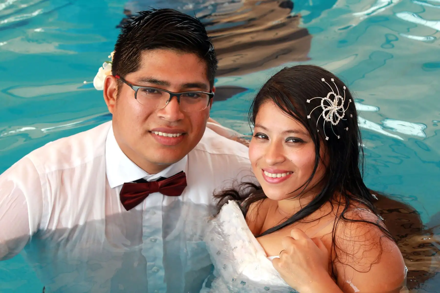 LIMA-PERÚ-FEBRERO-13. Matrimonio Masivo en el Agua. 72 parejas se dieron el sí en una piscina frente al alcalde de Ventanilla Omar Marcos. Foto: ANDINA/Dante Zegarra.