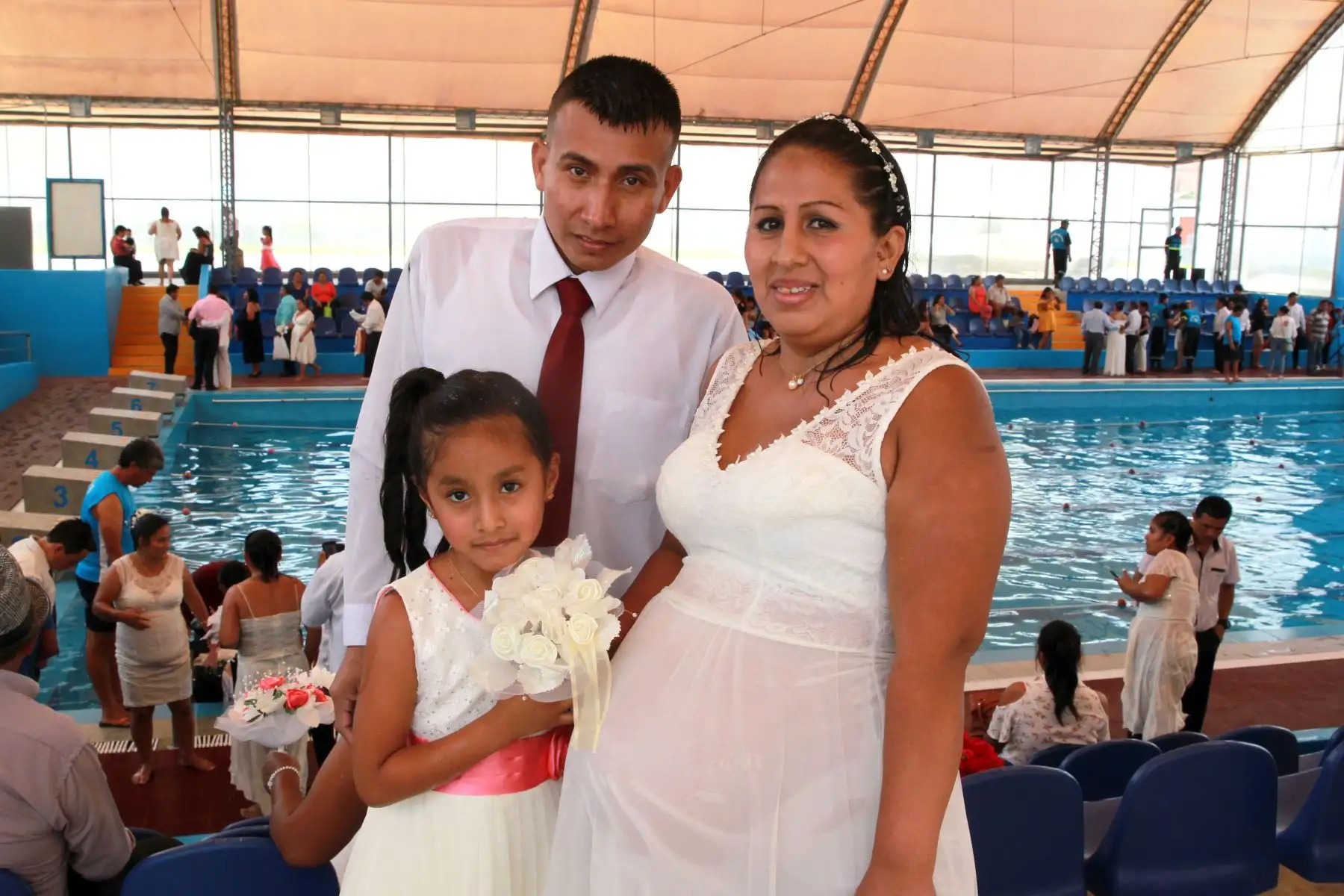 LIMA-PERÚ-FEBRERO-13. Matrimonio Masivo en el Agua. 72 parejas se dieron el sí en una piscina frente al alcalde de Ventanilla Omar Marcos. Foto: ANDINA/Dante Zegarra.
