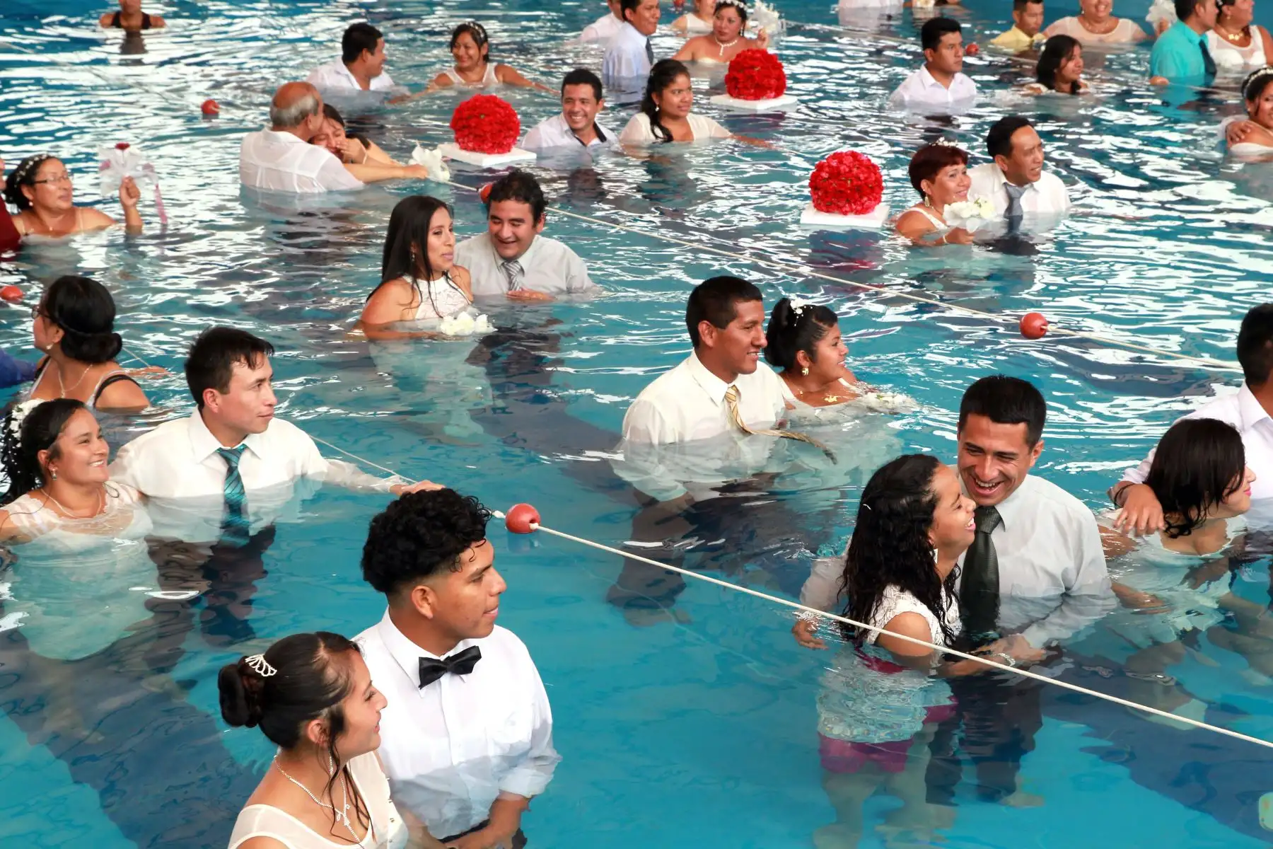 LIMA-PERÚ-FEBRERO-13. Matrimonio Masivo en el Agua. 72 parejas se dieron el sí en una piscina frente al alcalde de Ventanilla Omar Marcos. Foto: ANDINA/Dante Zegarra.