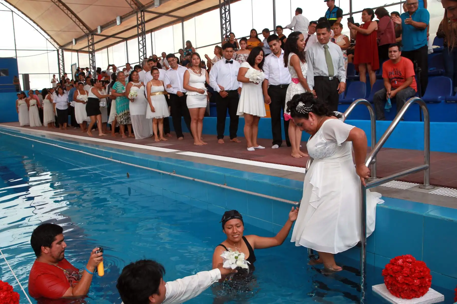 LIMA-PERÚ-FEBRERO-13. Matrimonio Masivo en el Agua. 72 parejas se dieron el sí en una piscina frente al alcalde de Ventanilla Omar Marcos. Foto: ANDINA/Dante Zegarra.