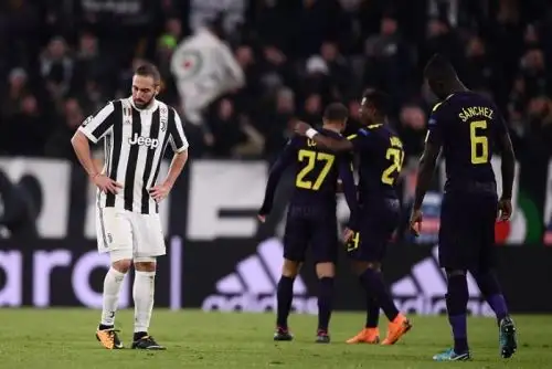 Gonzalo Higuain se lamenta haber fallado el penal que pudo significar el del  triunfo