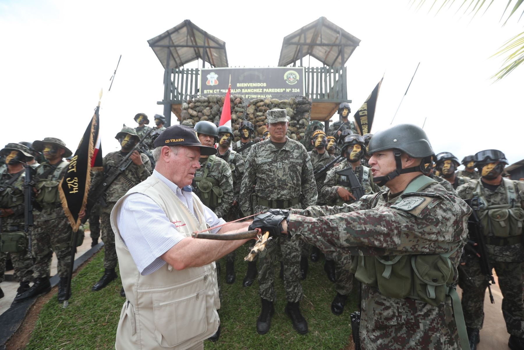 Ministro de Defensa, Jorge Kisic, visita bases militares del Vraem.