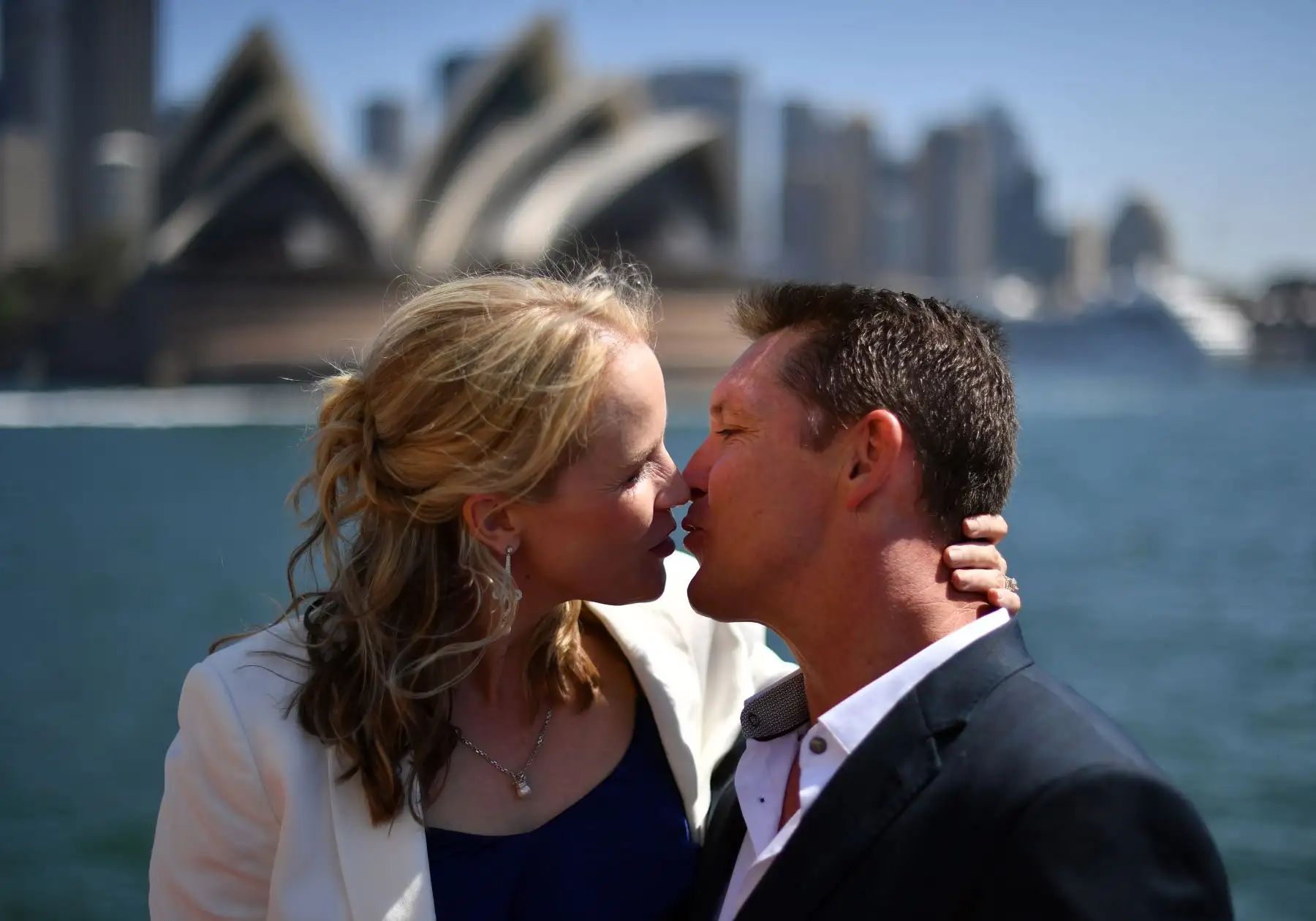 Una pareja de recién casados se besa en Australia. Foto: AFP