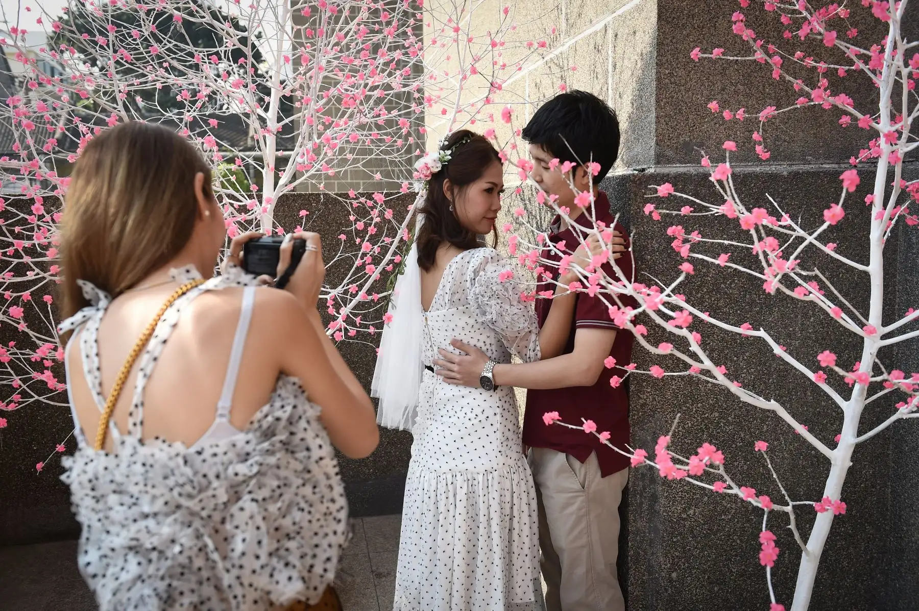 Una pareja de recién casados posa para fotos por el Día de San Valentín en Bangkok. Foto: AFP