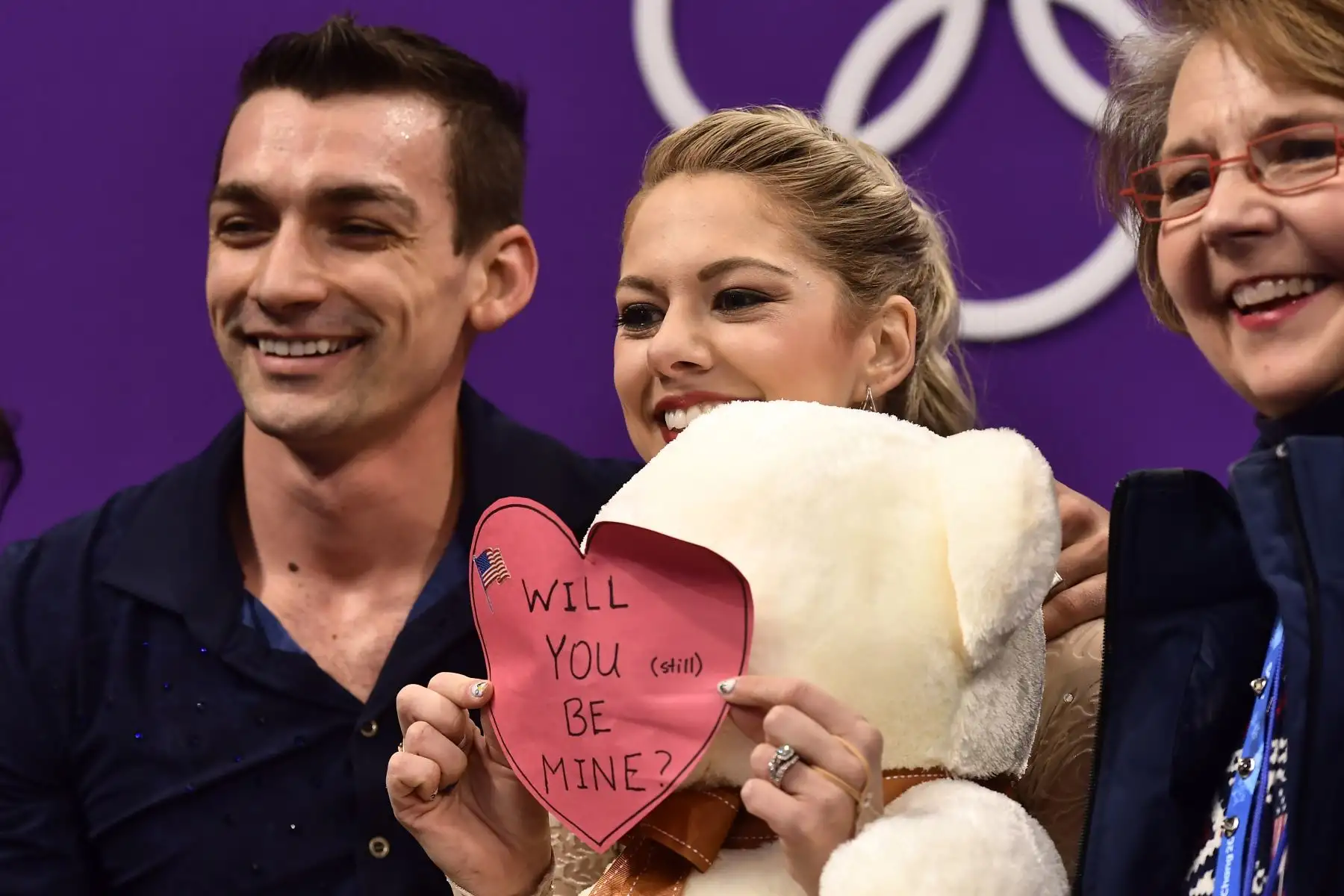 La estadounidense Alexa Scimeca Knierim sostiene un peluche después que ella y su compañero Chris Knierim compitieran en los Juegos Olímpicos de Invierno Pyeongchang 2018. Foto: AFP