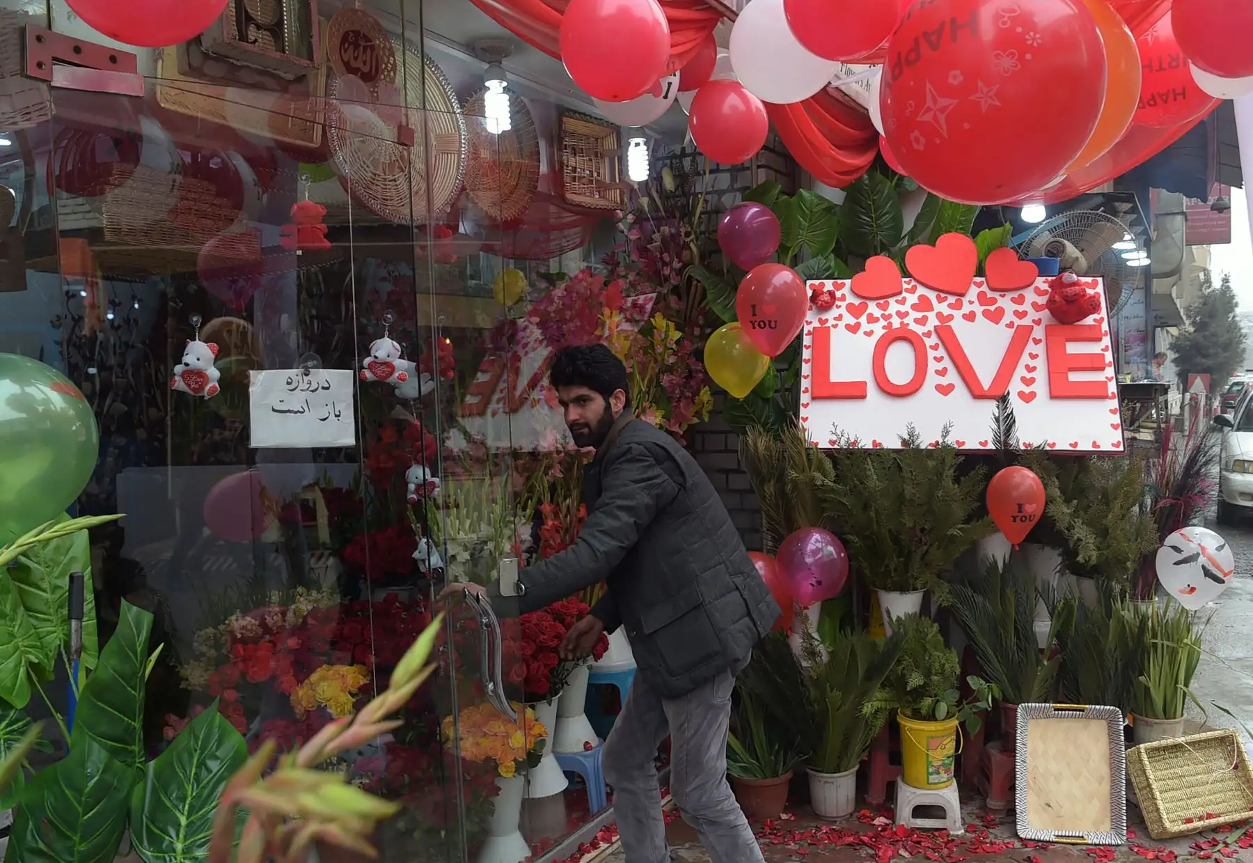 Un vendedor afgano decora con flores para ser vendidas para celebrar el Día de San Valentín en Kabul. Foto: AFP