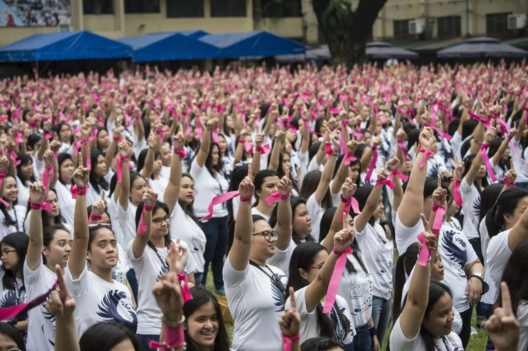 Estudiantes y profesores bailan para participar en el movimiento global "One Billion Rising" en Manila coincidiendo con el Día de San Valentín. Foto: AFP