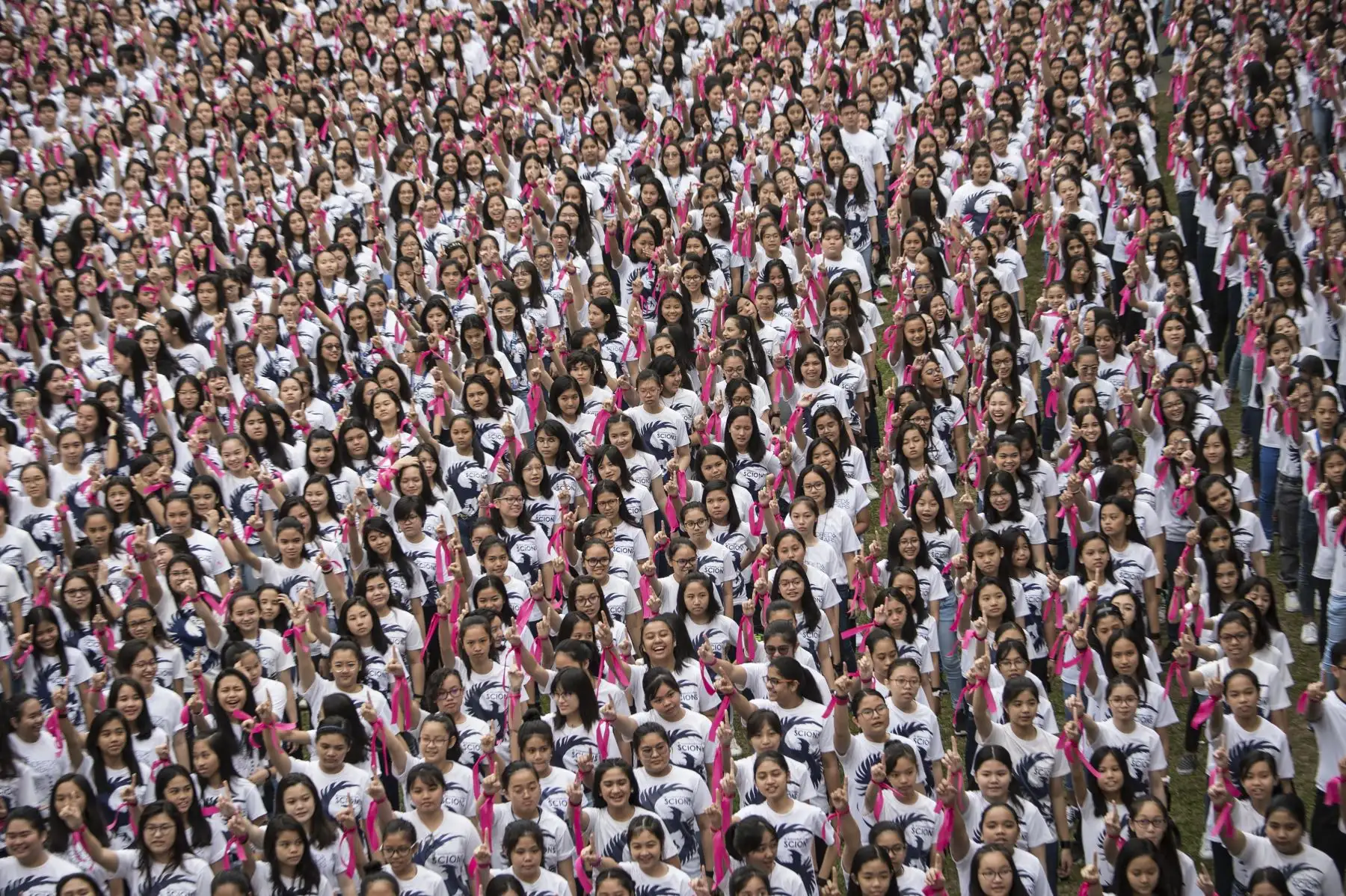 Estudiantes y profesores bailan para participar en el movimiento global "One Billion Rising" en Manila coincidiendo con el Día de San Valentín. Foto: AFP