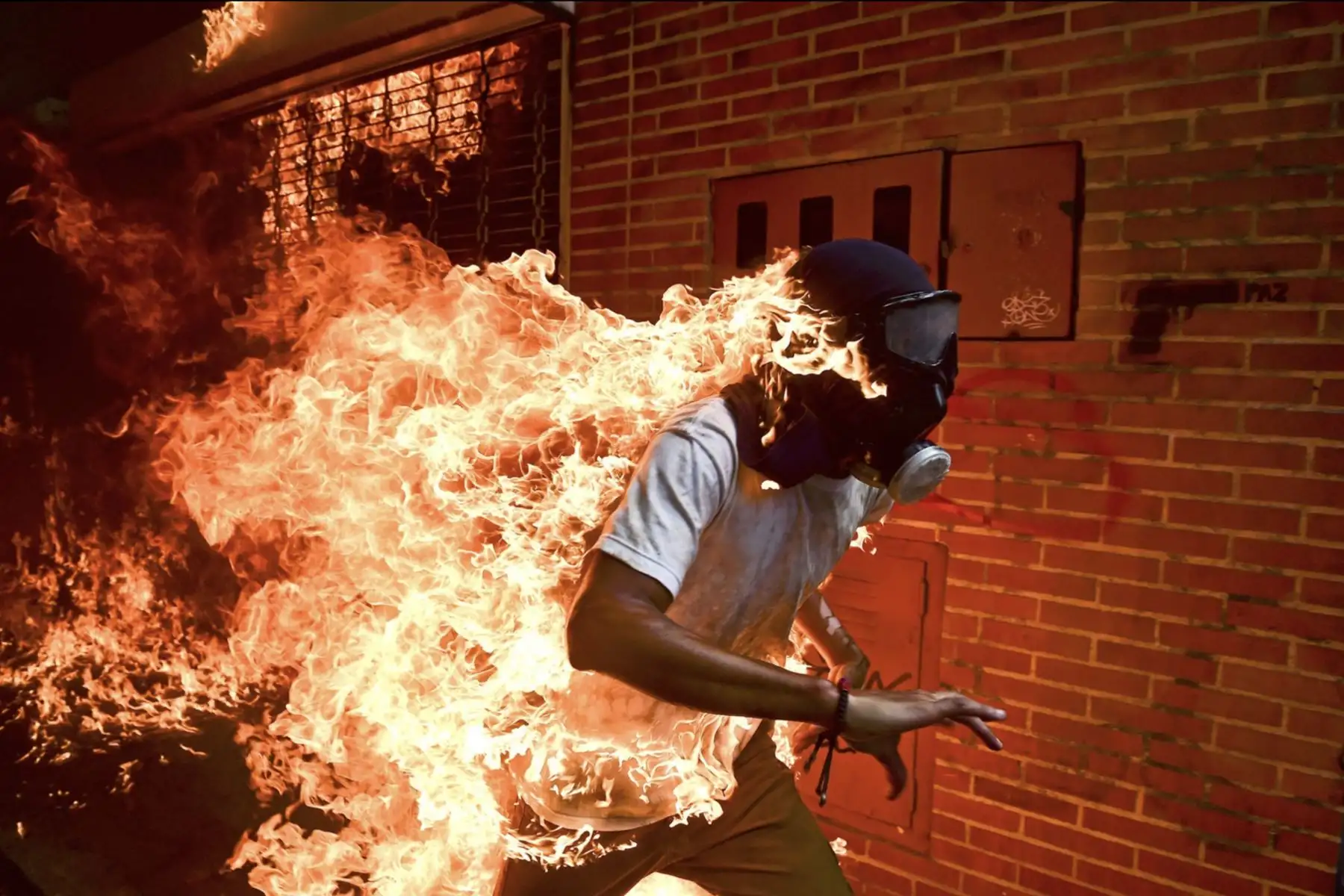 3 de mayo de 2017. José Víctor Salazar Balza (28) es alcanzado por el fuego en medio de violentos enfrentamientos con la policía antidisturbios durante una protesta contra Maduro, en Caracas, Venezuela. Foto: AFP - Ronaldo Schemidt