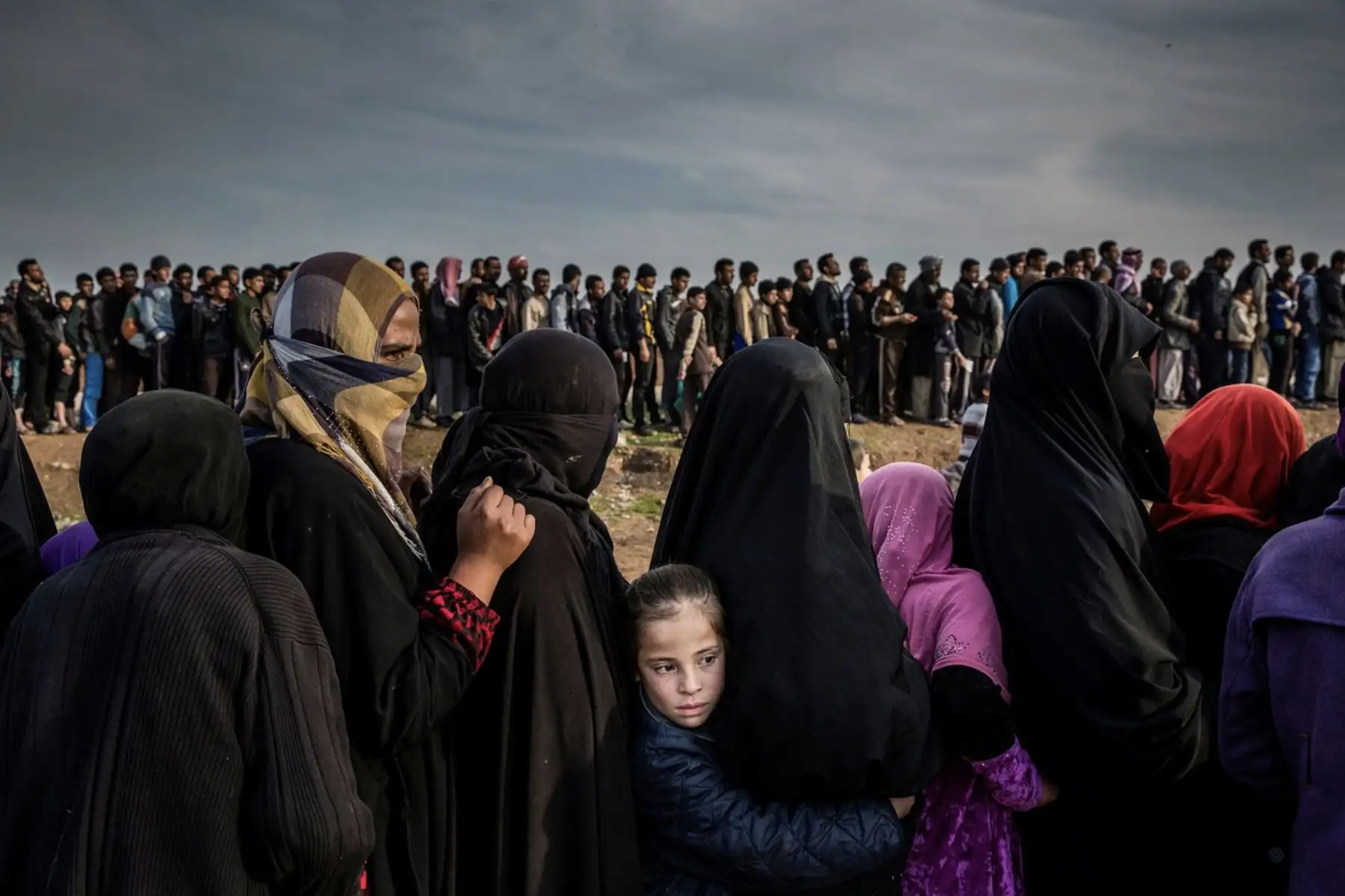 15 de marzo de 2017. Los civiles que se habían quedado en el oeste de Mosul durante la batalla para recuperar la ciudad se agrupan en fila para una distribución de ayuda en el barrio de Mamun. Foto: Ivor Prickett / New York Times