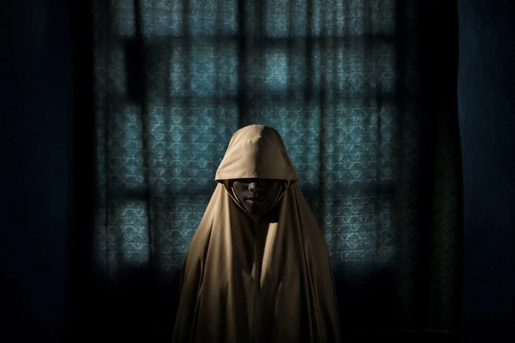 21 de septiembre de 2017. Retrato de Aisha (14) en Maiduguri, Nigeria. Tras ser secuestrada por Boko Haram, logró escapar y encontrar ayuda. Foto: Adam Ferguson / New York Times