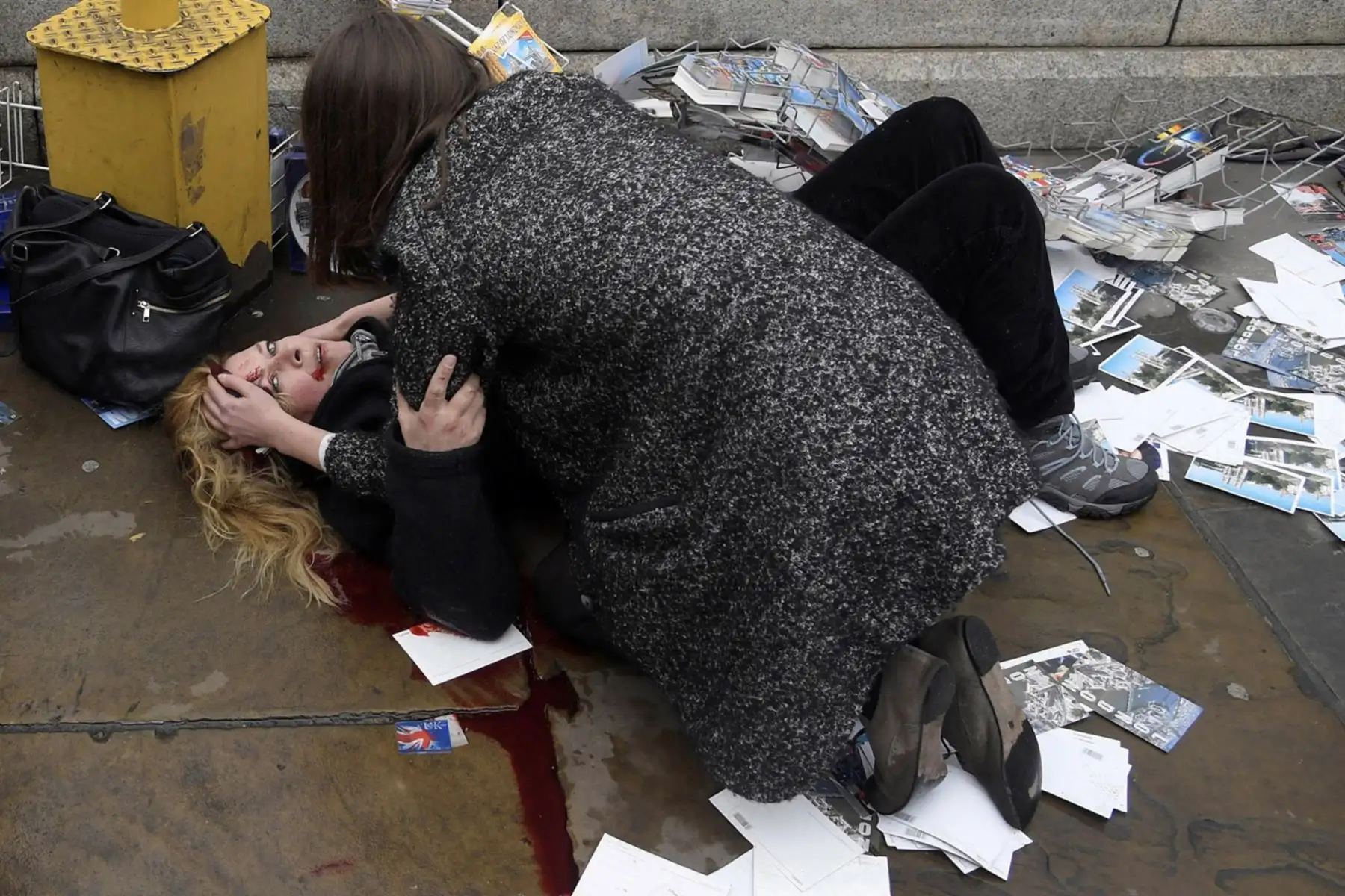 Una mujer herida tirada en la vereda luego del atentado de Khalid Masood, en Londres. Masood atropelló a peatones con su auto, logrando matar a cuatro y a un oficial de policía. 22 de marzo de 2017 Foto: Reuters- Toby Melville