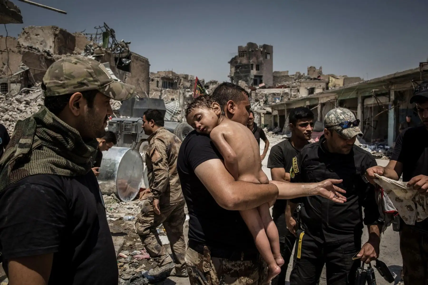 12 de julio de 2017. Un niño no identificado, que fue llevado fuera de la última área controlada por EI, es cuidado por soldados de las Fuerzas Especiales iraquíes. Foto: Ivor Prickett / New York Times