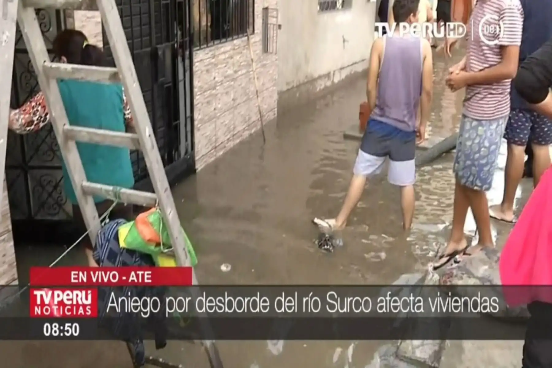 Vecinos sacan agua empozada empleando baldes. Foto: Difusión