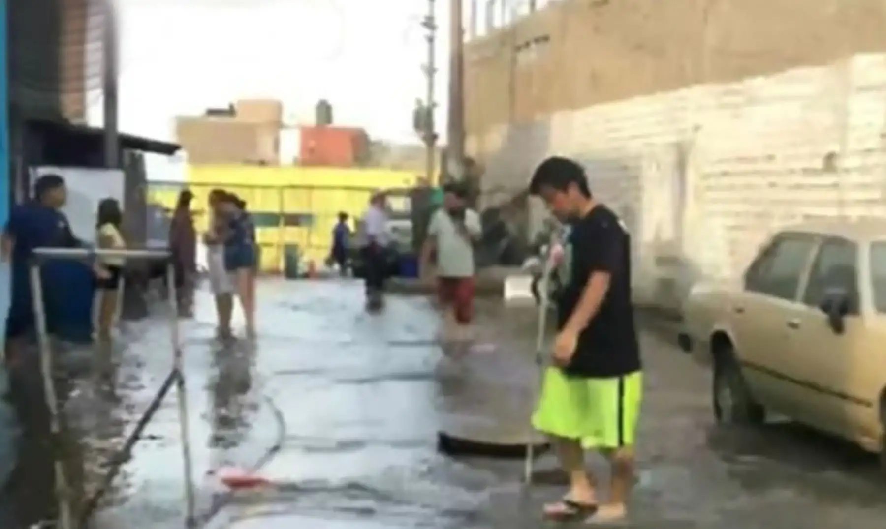 El desborde del río Surco causó estragos en unas 45 viviendas del  distrito de Ate. Foto: Twitter  @noticias_tvperu