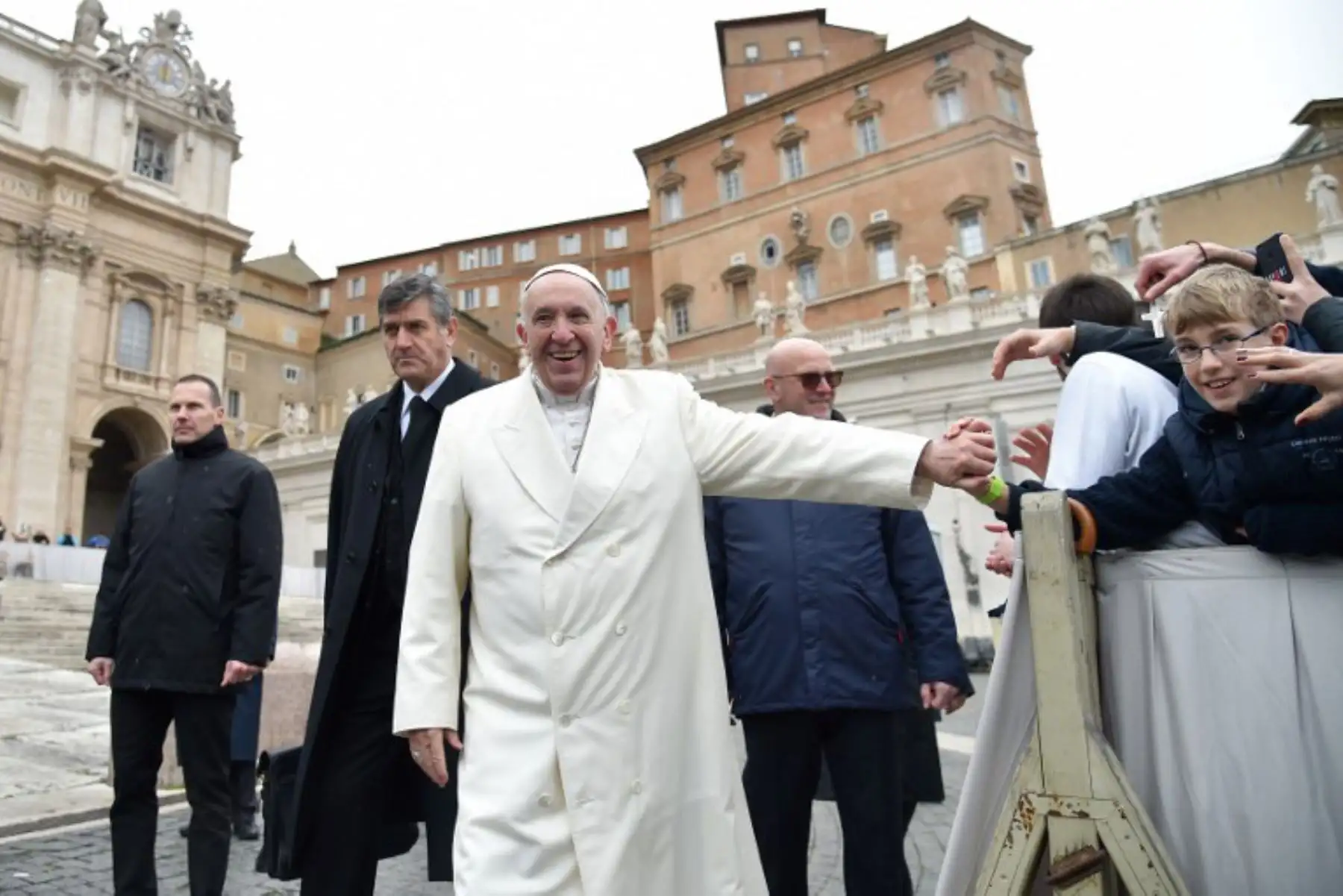 Papa Francisco saluda a la gente durante su audiencia general semanal en Plaza de San Pedro.Foto;AFP