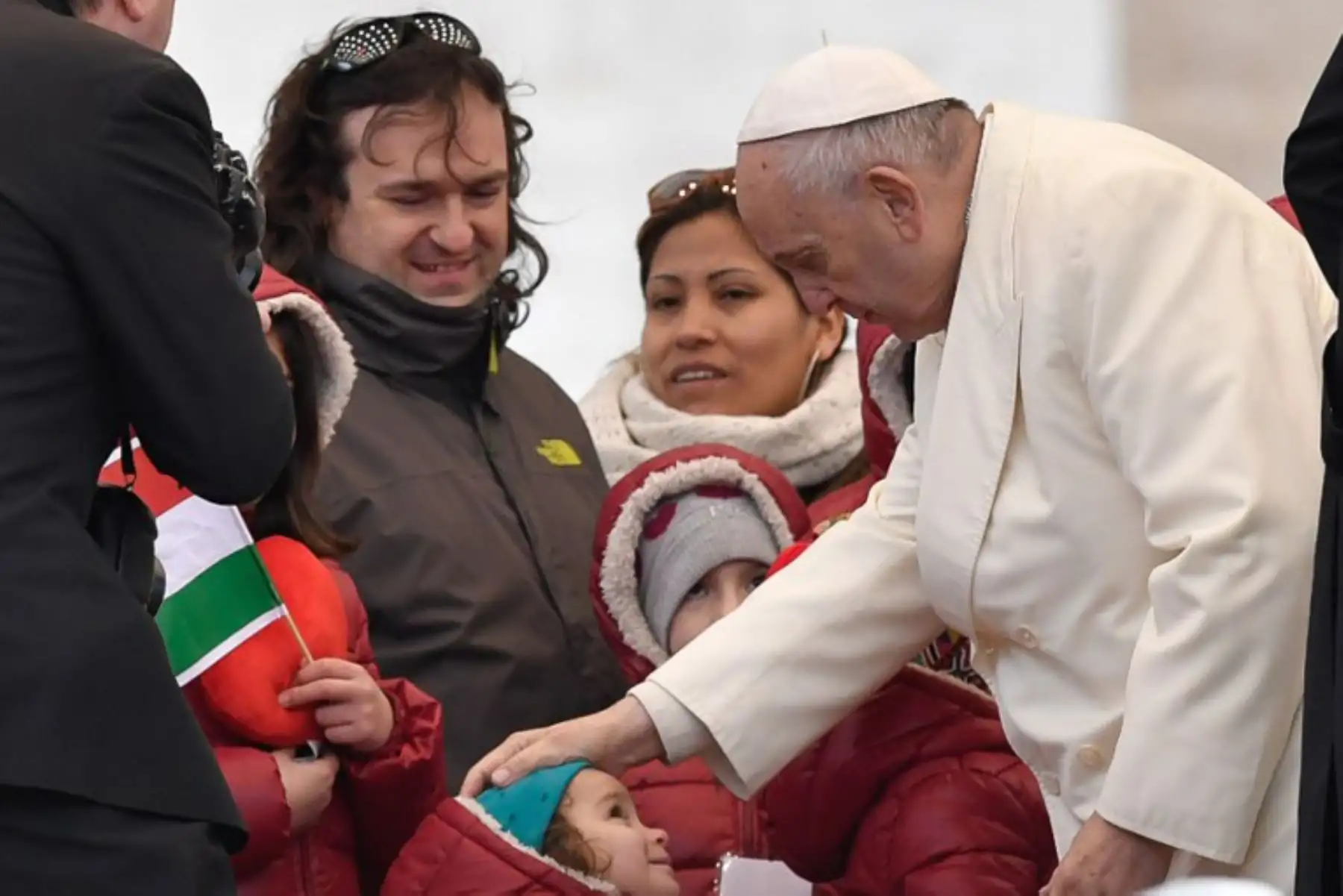Papa Francisco saluda a la gente durante su audiencia general semanal en Plaza de San Pedro.Foto;AFP