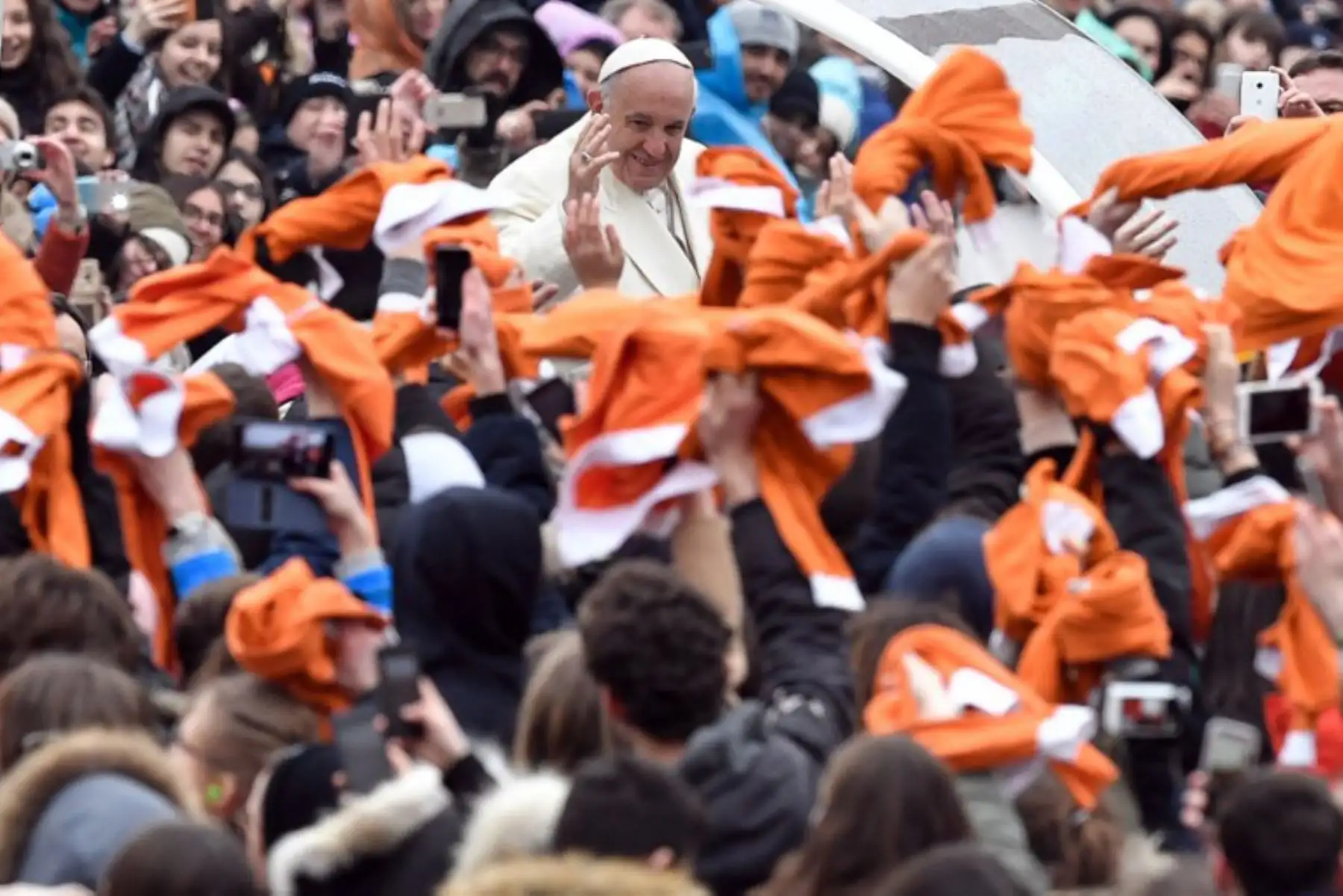Papa Francisco saluda a la gente durante su audiencia general semanal en Plaza de San Pedro.Foto;AFP