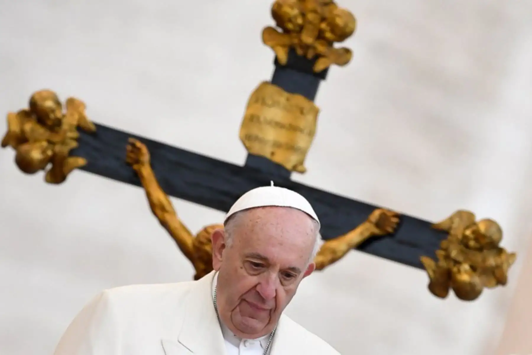 Papa Francisco saluda a la gente durante su audiencia general semanal en Plaza de San Pedro.Foto;AFP