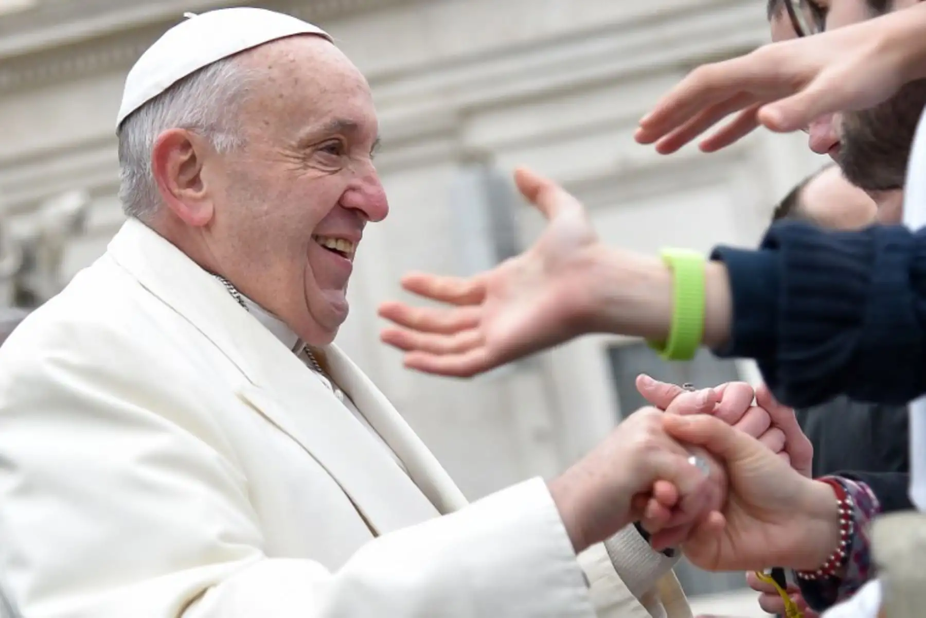 Papa Francisco saluda a la gente durante su audiencia general semanal en Plaza de San Pedro.Foto;AFP