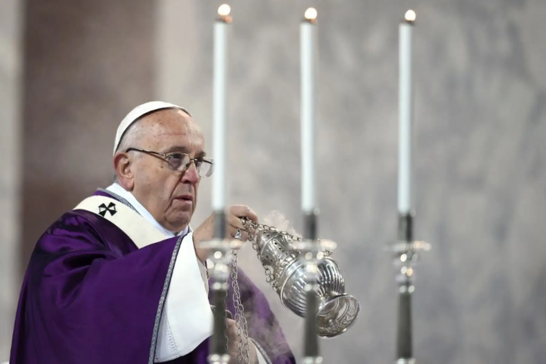 Papa Francisco saluda a la gente durante su audiencia general semanal en Plaza de San Pedro.Foto;AFP