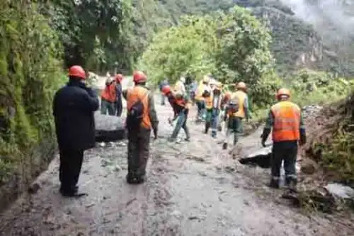 Personal de la Municipalidad Distrital de Pallasca y efectivos policiales limpian la vía afectada. ANDINA/Difusión