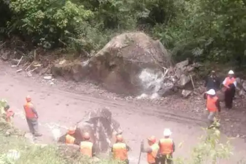 La caída de tras grandes rocas sobre la carretera Hiram Bingham, que conecta la ciudad de Machu Picchu pueblo con el santuario inca de Machu Picchu, interrumpen el tráfico vehicular y sobre todo turístico hacia el principal destino turístico del Perú.
