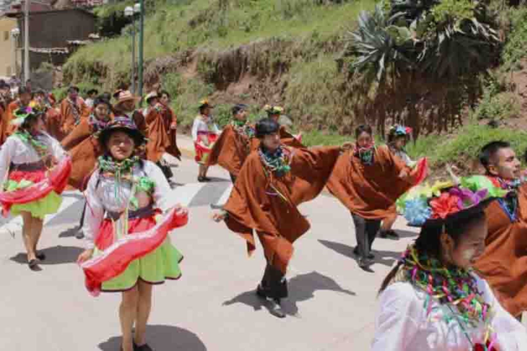 Lircay, capital de la provincia de Angaraes, reconocida como la “Ciudad de las Rosas y los Guindos”, se convirtió en la capital del gran Carnaval Lirqueño, que congregó a miles de visitantes de todo el Perú que llegaron para vivir la alegría e intensidad del colorido, las danzas y la música emblemáticas de esta bella localidad andina.
