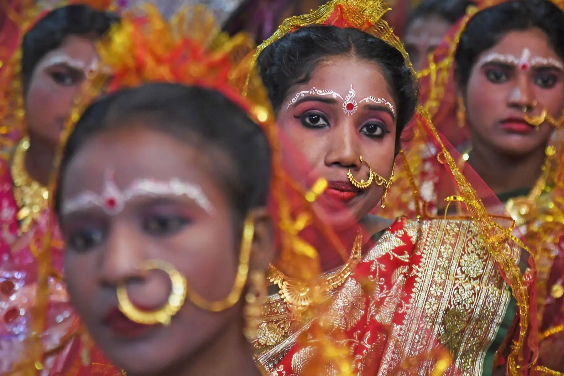 Novias indias esperan el maquillaje final para ceremonia de matrimonio masivo en Calcuta.Foto:AFP