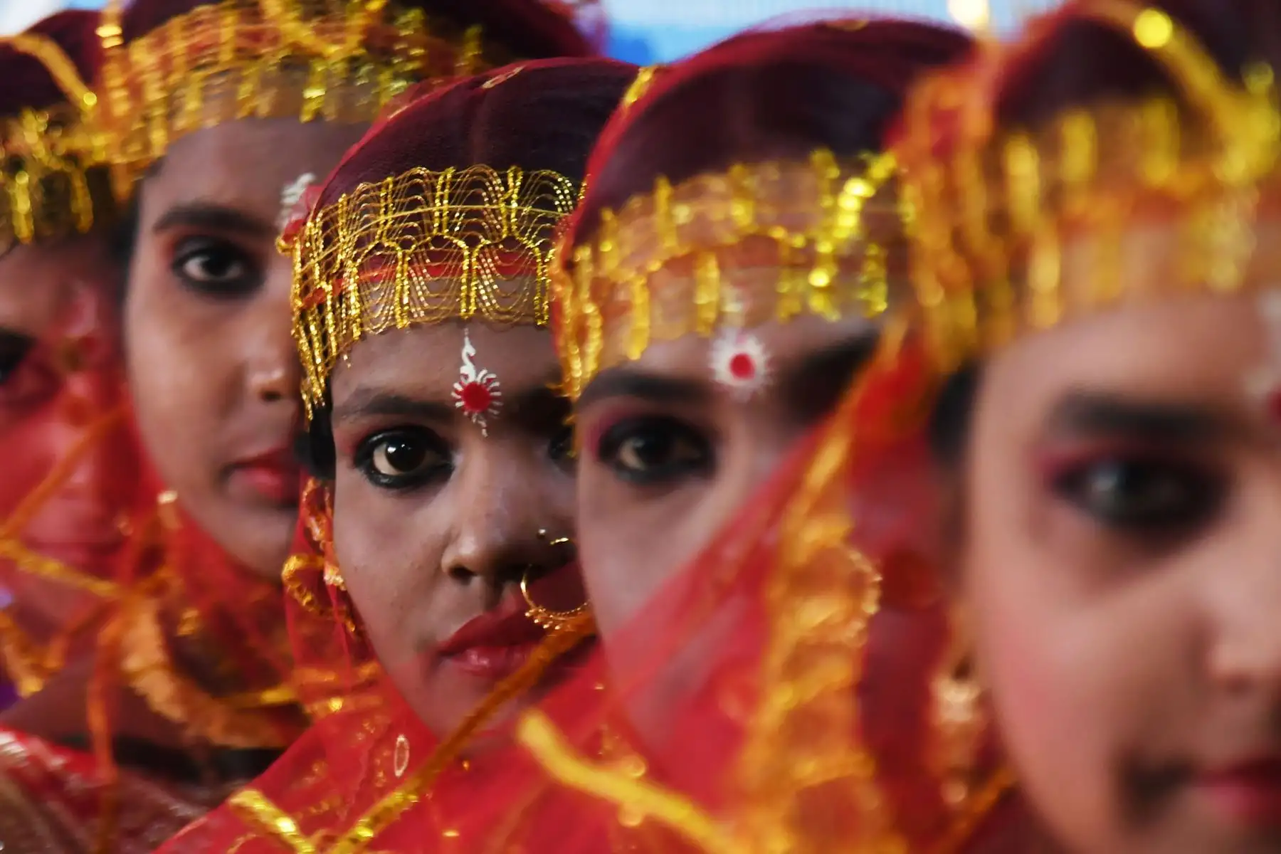 Novias indias esperan el maquillaje final para ceremonia de matrimonio masivo en Calcuta.Foto:AFP