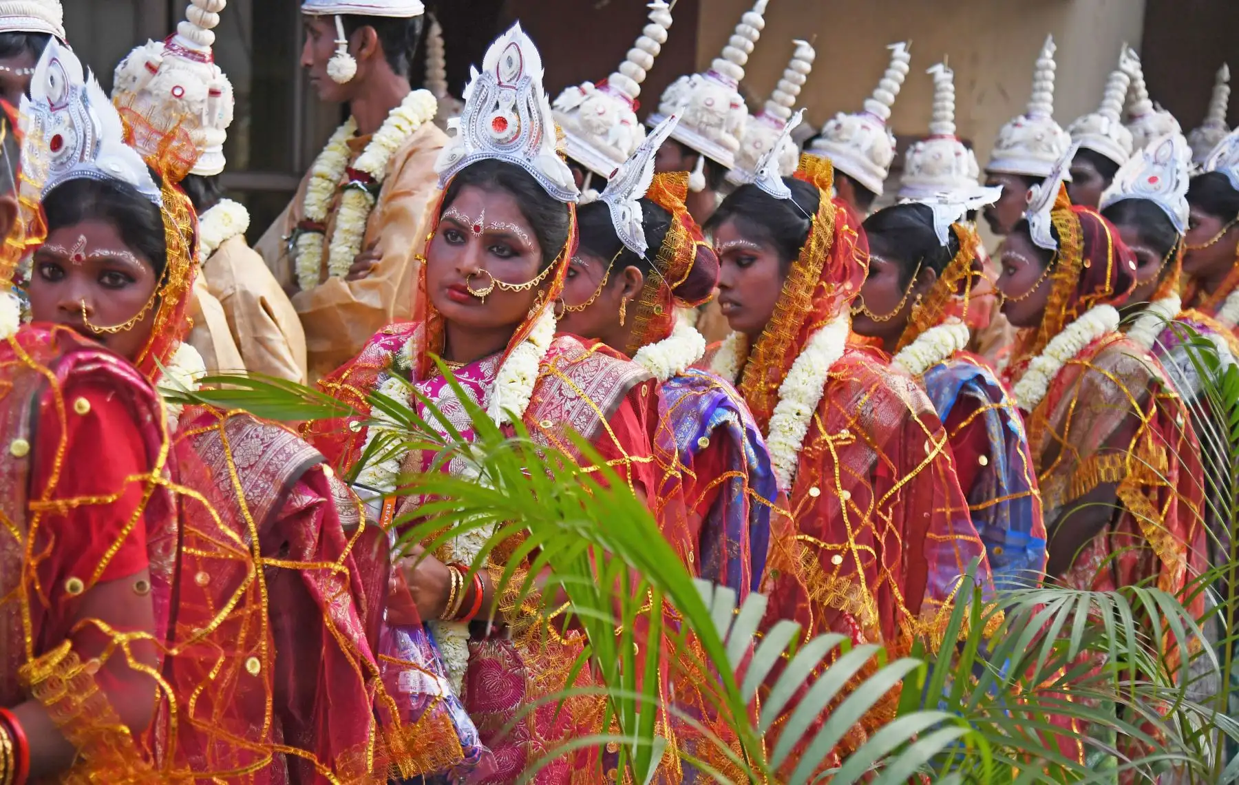 Novias indias esperan el maquillaje final para ceremonia de matrimonio masivo en Calcuta.Foto:AFP