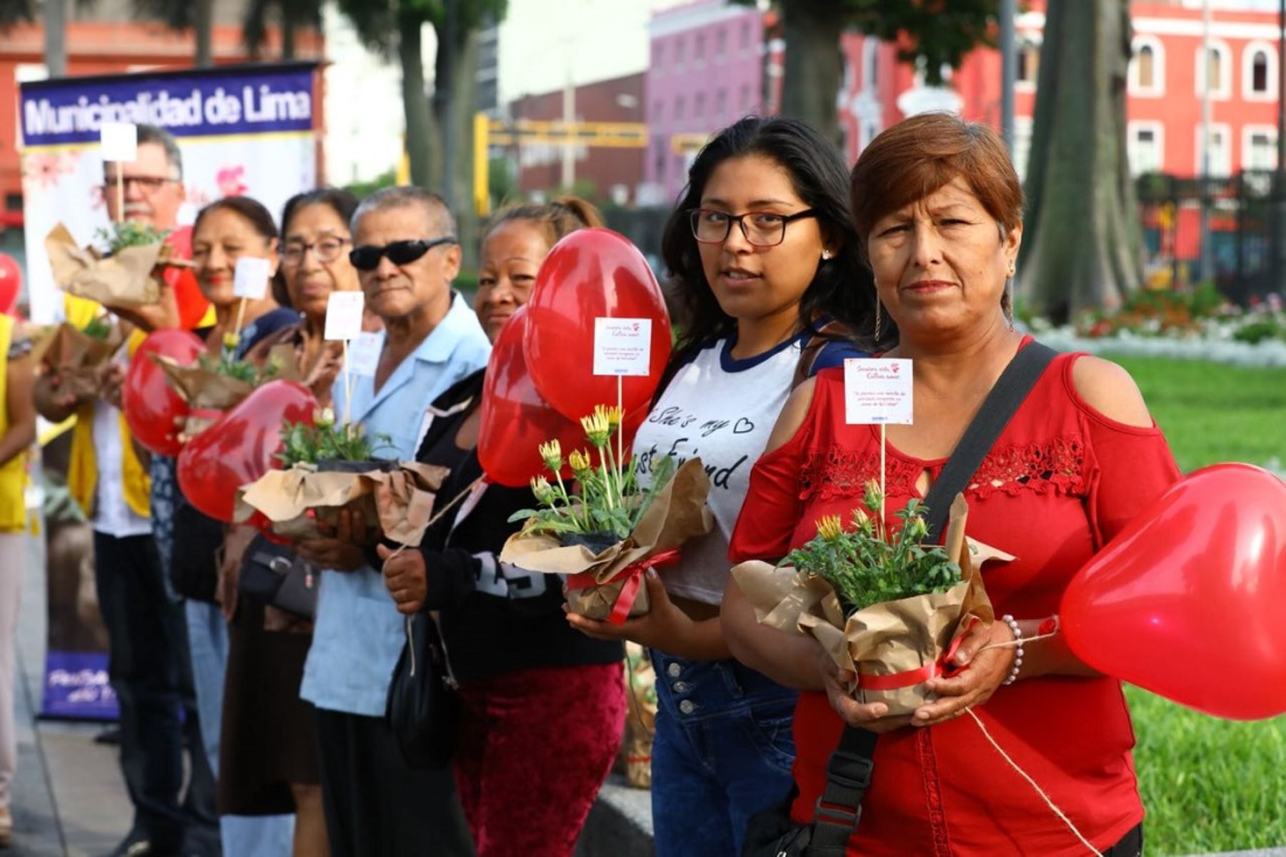 MML regaló más de 500 plantitas como símbolo de unión, dedicación y amor. Foto: Difusión.