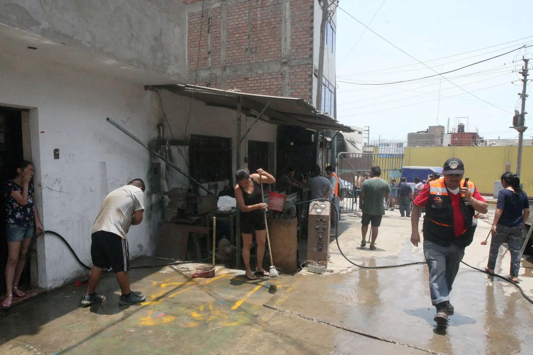 Pidió a los vecinos evitar la acumulación de basura y residuos sólidos, incluso colchones, en cauce de ríos. ANDINA/Héctor Vinces