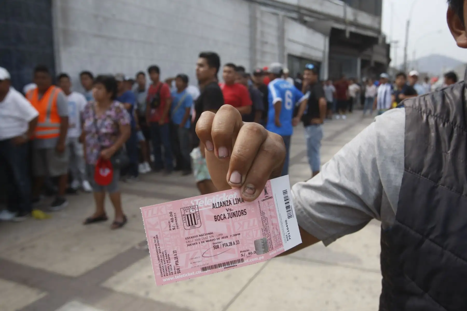 LIMA, PERÚ - FEBRERO 14. Comenzó la venta de boletos para el partido entre Alianza Lima y Boca Juniors por la Copa Libertadores . Foto: ANDINA/Eddy Ramos.