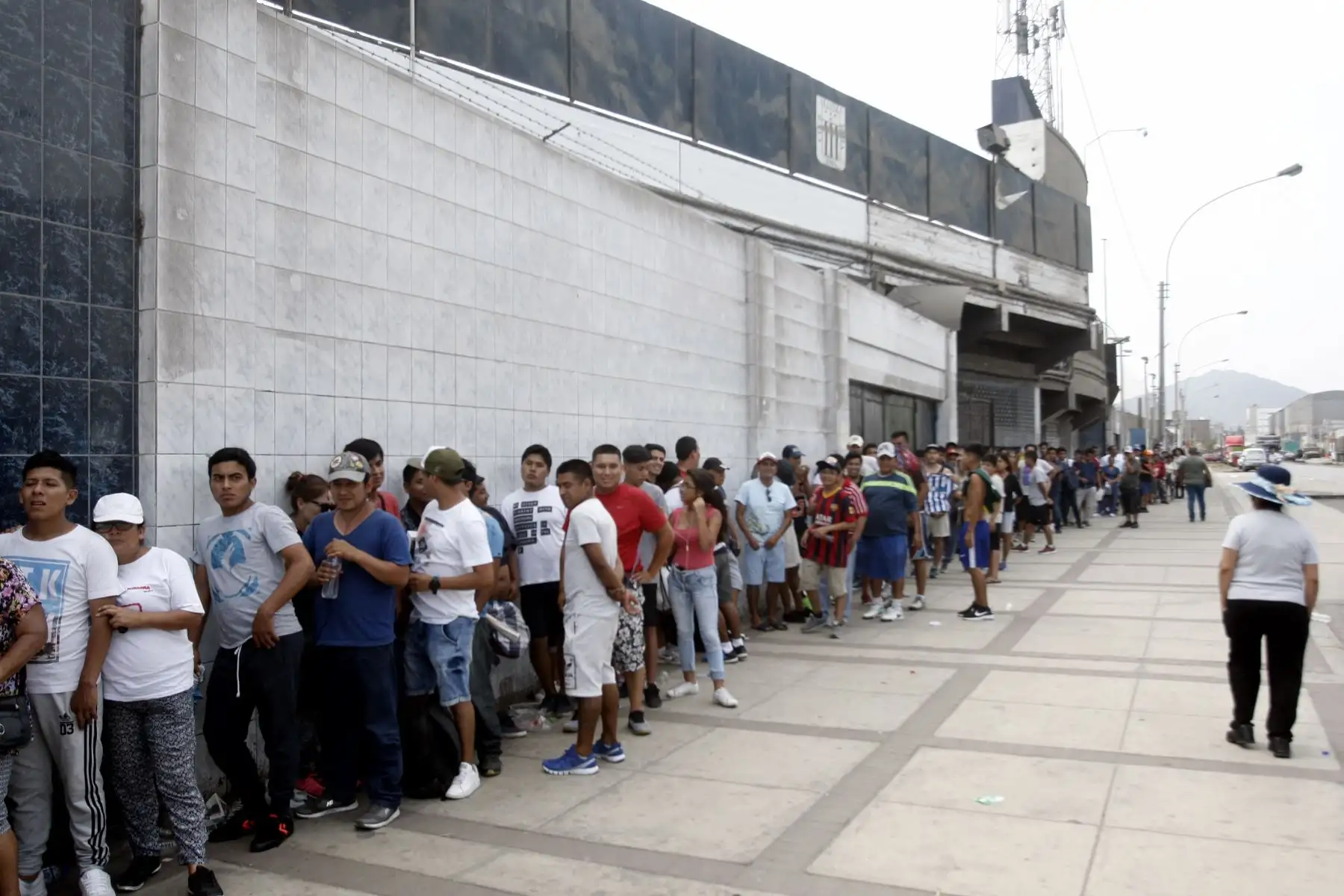 LIMA, PERÚ - FEBRERO 14. Comenzó la venta de boletos para el partido entre Alianza Lima y Boca Juniors por la Copa Libertadores . Foto: ANDINA/Eddy Ramos.