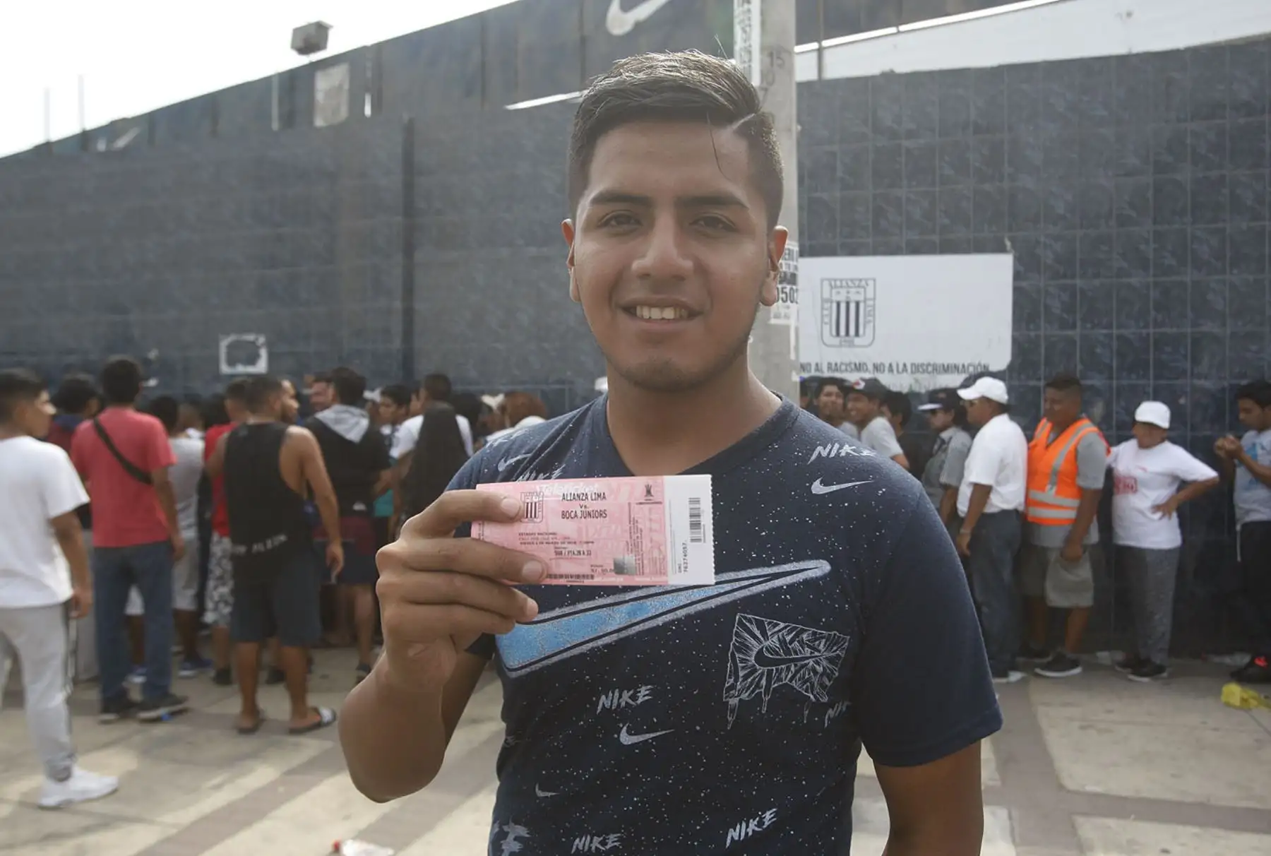 LIMA, PERÚ - FEBRERO 14. Comenzó la venta de boletos para el partido entre Alianza Lima y Boca Juniors por la Copa Libertadores . Foto: ANDINA/Eddy Ramos.