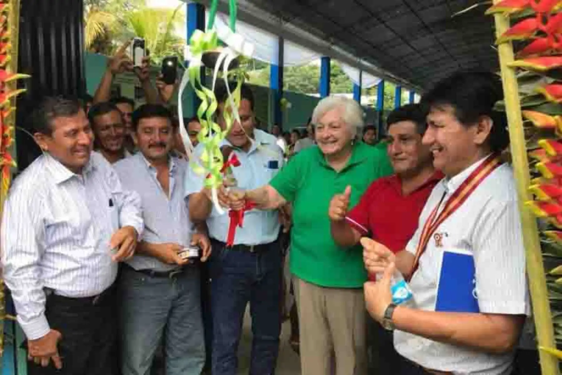 Alrededor de 1,000 familias agricultoras que antes se dedicaban al cultivo de hoja de coca y que ahora producen cacao y café de la provincia Tocache, región San Martín, se beneficiarán con el nuevo centro de acopio de café y cacao, inaugurada por la presidenta ejecutiva de la Comisión Nacional para el Desarrollo y Vida sin Drogas (Devida), Carmen Masías Claux.