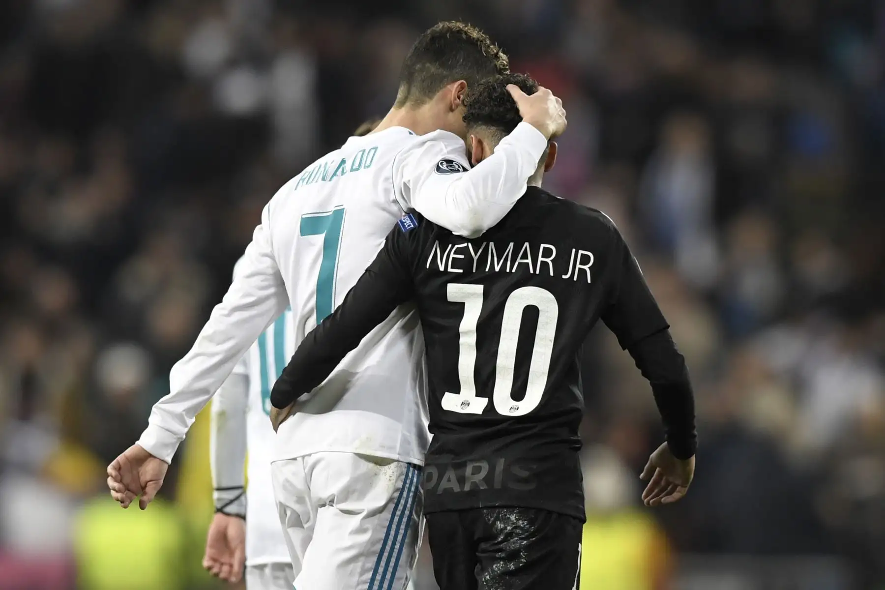 Cristiano Ronaldo y Neymar se abrazan durante el partido de Real Madrid y PSG. Foto: AFP