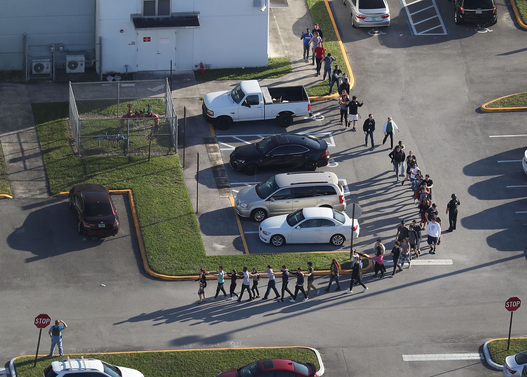 Varios muertos y al menos 20 heridos, aunque podrían ser un centenar, en un tiroteo en un colegio en Parkland, en el sureste de Florida. Foto: AFP