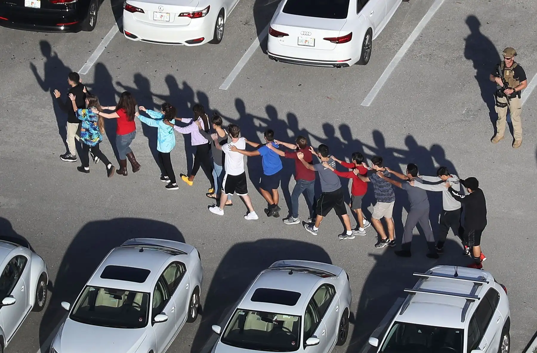 Varios muertos y al menos 20 heridos, aunque podrían ser un centenar, en un tiroteo en un colegio en Parkland, en el sureste de Florida. Foto: AFP