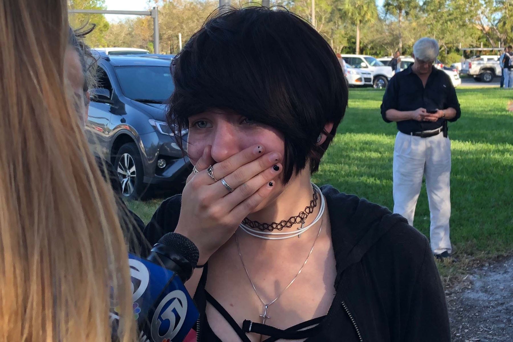 Una estudiante llora mientras habla con un reportero de televisión después de un tiroteo en una escuela de la Florida. Foto: AFP