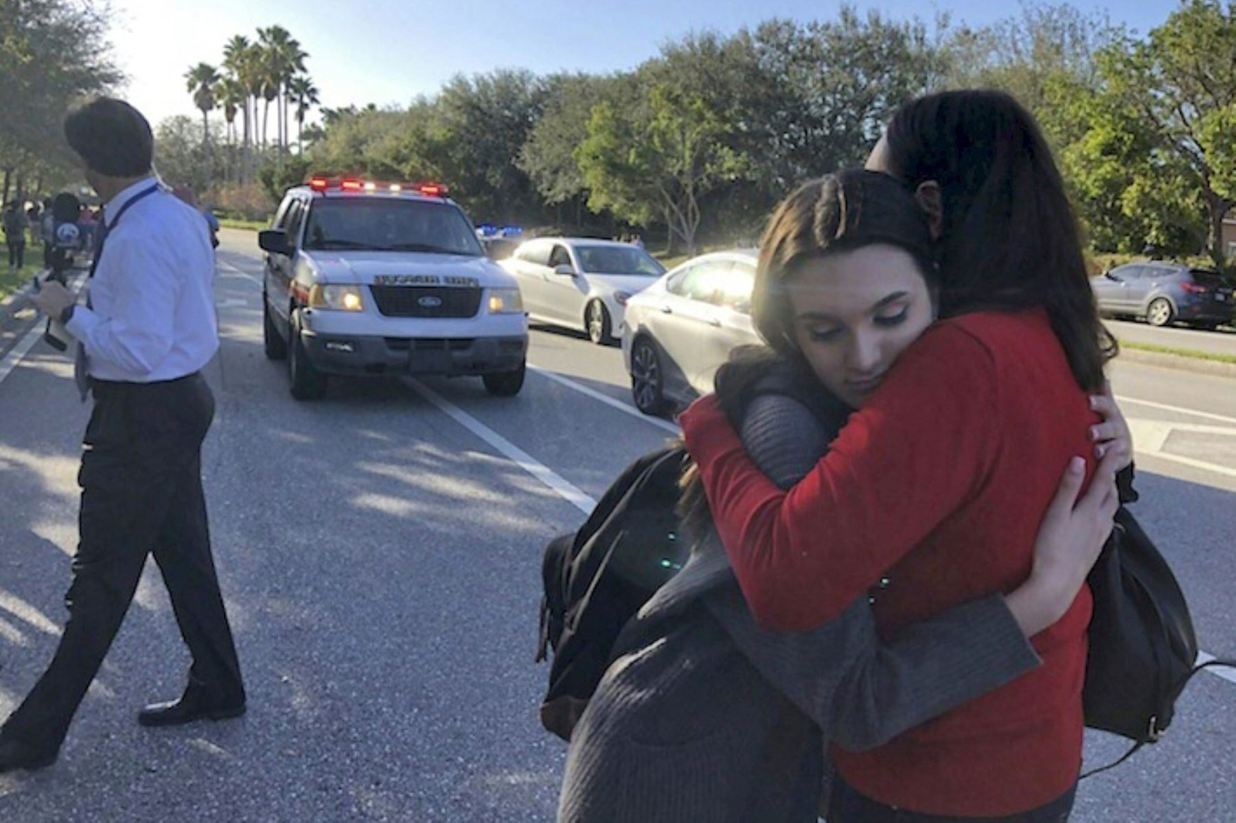 Estudiantes lloran después de un tiroteo en la escuela Marjory Stoneman Douglas High School en Parkland, Florida. Foto: AFP