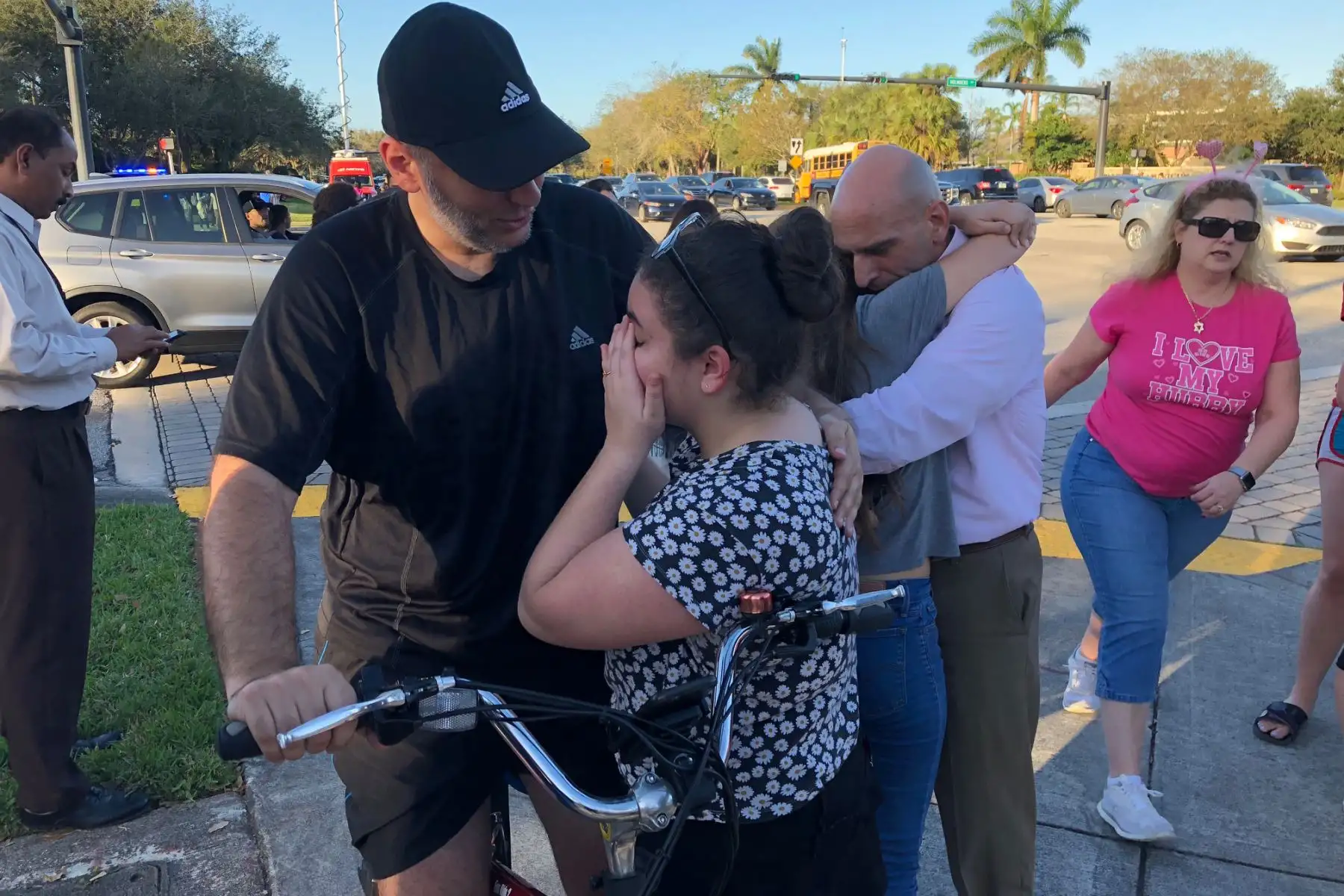 Estudiantes lloran después de un tiroteo en la escuela Marjory Stoneman Douglas High School en Parkland, Florida. Foto: AFP