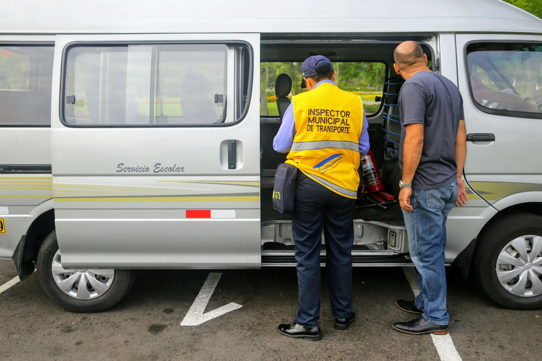 LIMA,PERÚ.FEBRERO 15. La revisión de la movilidad se realiza en presencia de los propietarios de las unidades, quienes acatarán las observaciones. Foto:Andina/Luis Iparraguirre