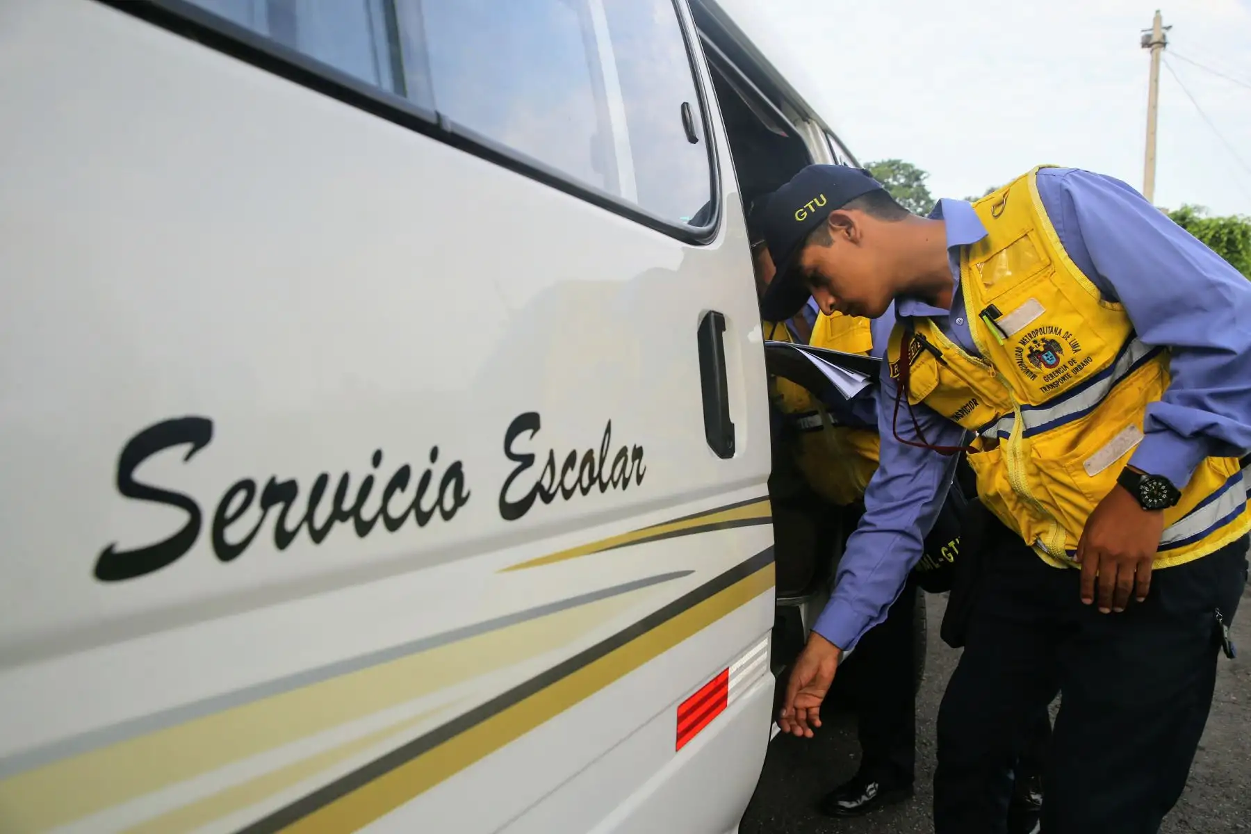 LIMA,PERÚ.FEBRERO 15. Personal de Gerencia de Transporte Urbano de Lima verifica que movilidad cuente con elementos de seguridad. Foto:Andina/Luis Iparraguirre