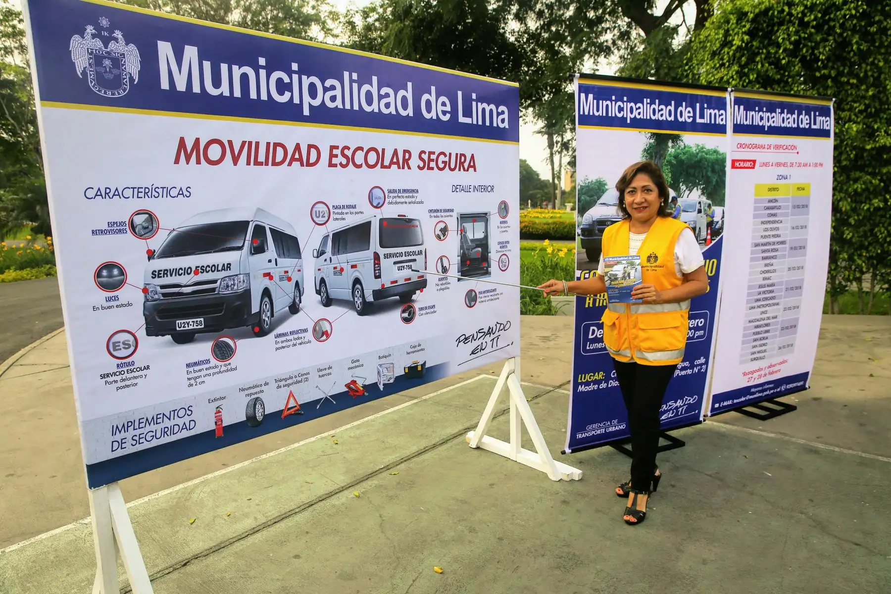 LIMA,PERÚ.FEBRERO 15. Elvira Moscoso, gerente de la GTU, muestra los paneles con todas las exigencias para las movilidades escolares. Foto:Andina/Luis Iparraguirre