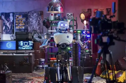 El robot, con aspecto humanoide de color blanco y de materiales estructurales, será elencargado de revolucionar el mundo de los ‘youtubers’. Foto. IDAT