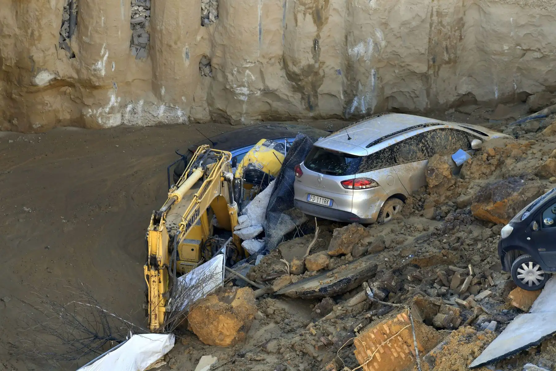 Automóviles cayeron en un enorme canal de desagüe que se abrió el día anterior, en Roma. Foto: AFP.