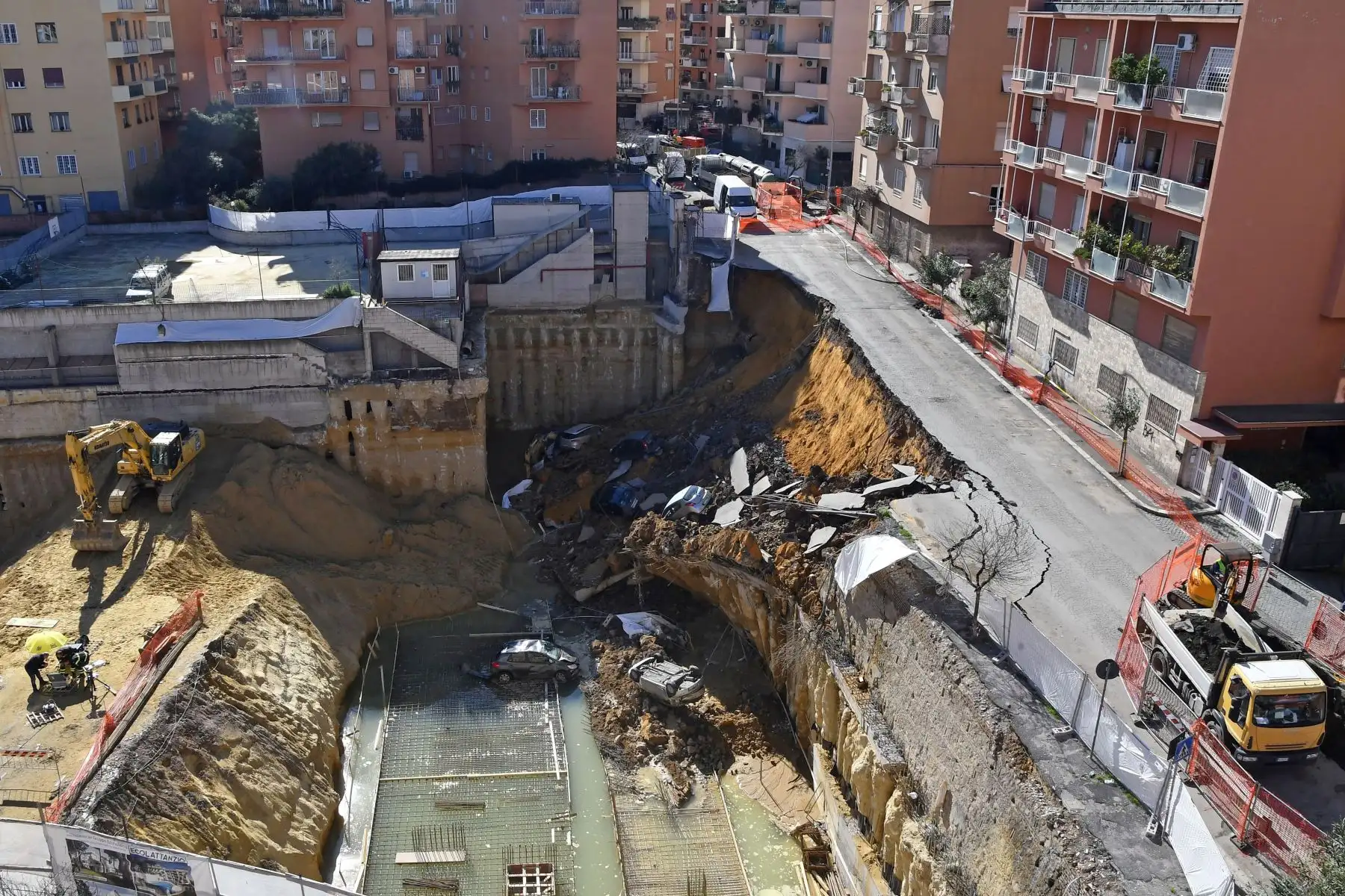 Automóviles cayeron en un enorme desagüe que se abrió el día anterior, en Roma. Foto: AFP